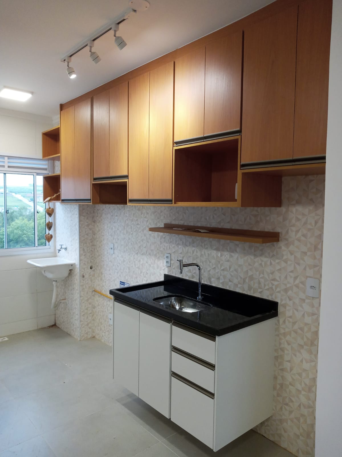 Cozinha planejada para apartamento com marcenaria sob medida e acabamento moderno em Monte Alto SP